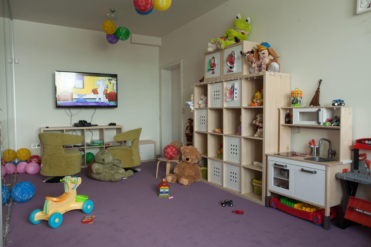Amira Boutique Hotel Bansko Exterior foto A typical nursery room