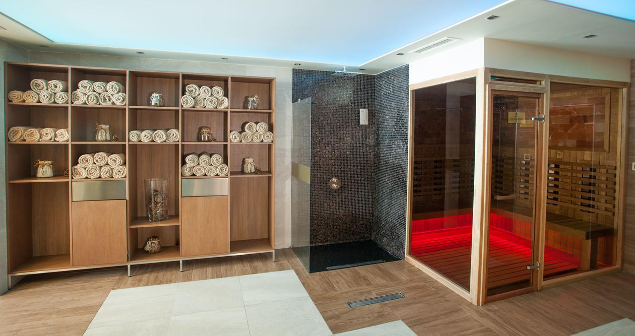 Amira Boutique Hotel Bansko Exterior foto A shower and a sauna