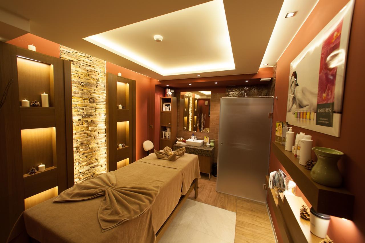 Amira Boutique Hotel Bansko Exterior foto A treatment room at a spa