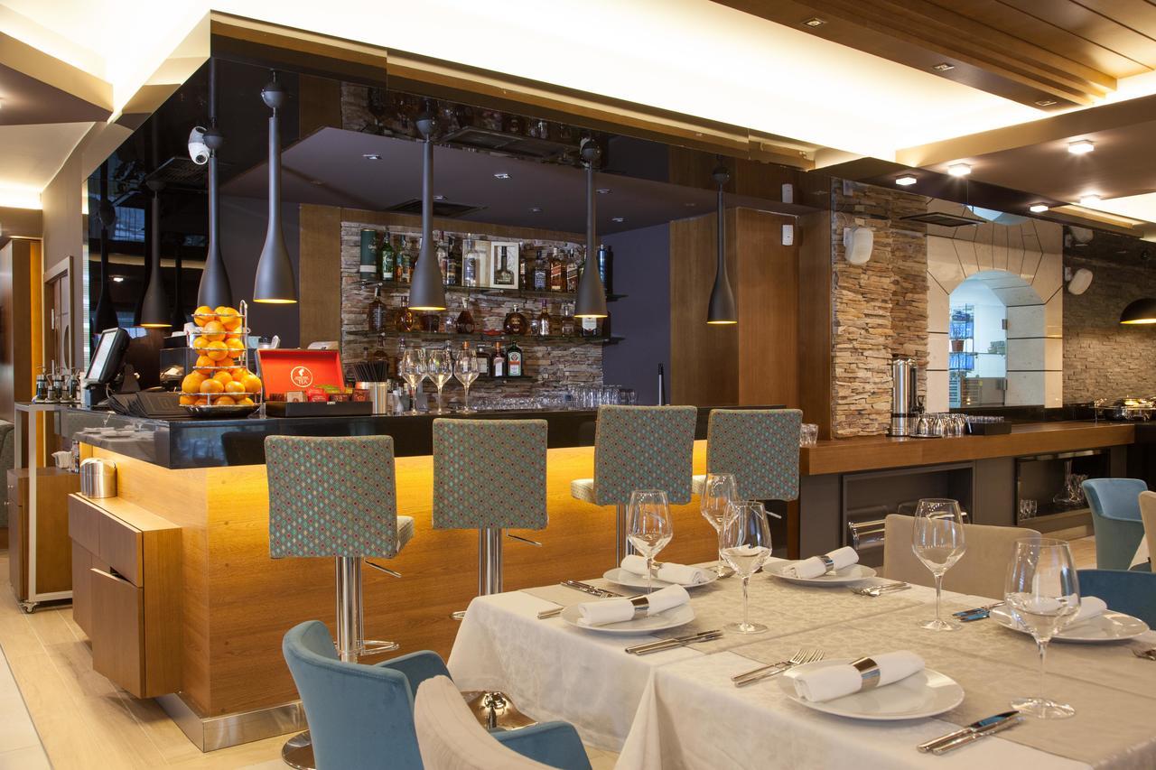 Amira Boutique Hotel Bansko Exterior foto The bar at the restaurant